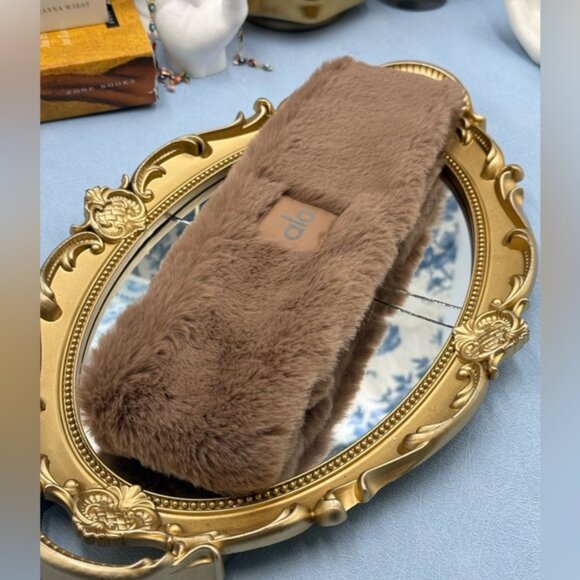 🆕 ALO YOGA 🧿 NWOT Faux Fur Ear Warmers - Toasted Almond - Picture 14 of 16